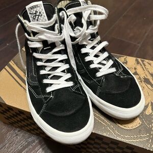 Vans The Lizzie Black and White High-Top Sneakers Size 10